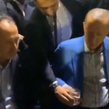 Ερντογάν: Σάλος με το βίντεο που δεν πίνει νερό ούτε από τον σωματοφύλακά του