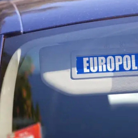 Europol: Εξάρθρωση βαλκανικού καρτέλ - 37 συλλήψεις για όπλα και ναρκωτικά