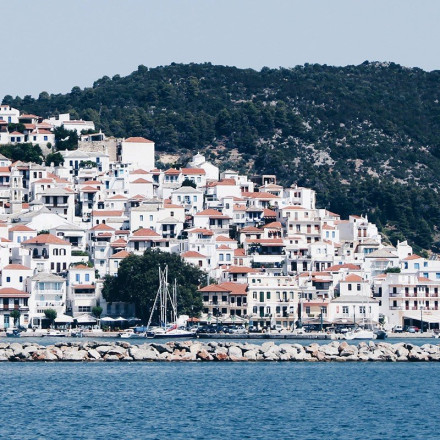 Σκόπελος: Πρωταγωνιστεί στη βρετανική τηλεόραση - Σε ποια εξωτική παραλία έγινε το αφιέρωμα