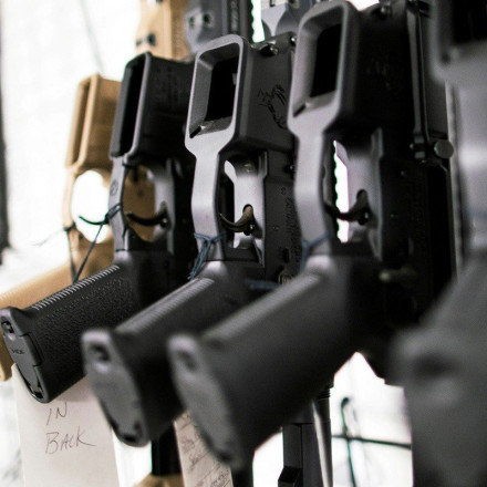 «Μπλεξίματα» με τον νόμο για εστεμμένη καλλονή για εμπορία όπλων και ναρκωτικών