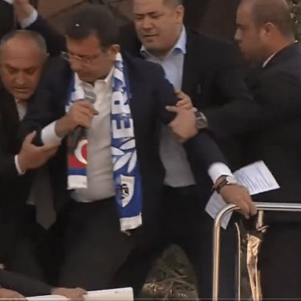 Εκλογές στην Τουρκία: Επίθεση με πέτρες στο λεωφορείο του Ιμάμογλου - Εννιά άνθρωποι τραυματίστηκαν
