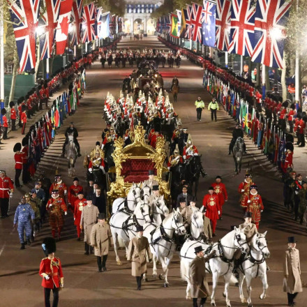 Στέψη Βασιλιά Καρόλου: Τι άφησε πίσω της η λαμπρή τελετή  - Το Λονδίνο πνίγηκε στα περιττώματα αλόγων