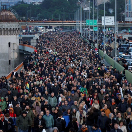 Σερβία: Μαζική αντικυβερνητική διαδήλωση μετά τις αιματηρές επιθέσεις