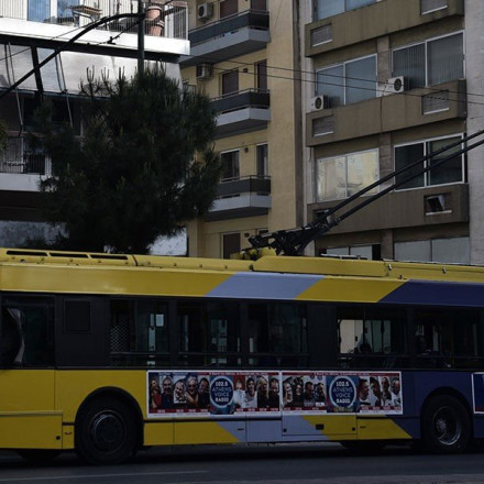 Δραπετσώνα: Οδηγός τρόλεϊ απείλησε επιβάτη με όπλο