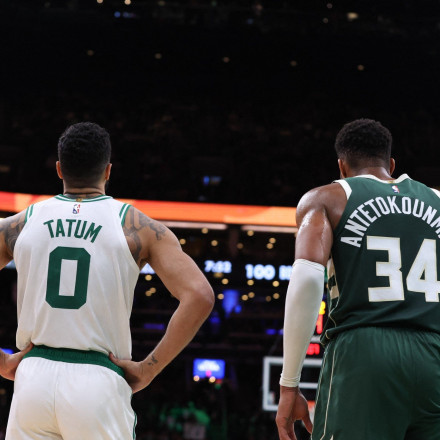 Οι πρωταθλητές υπέταξαν τους Μπακς, τρίτη σερί ήττα για τα ελάφια - «Έλαμψαν» Μπούκερ και Ντουράντ