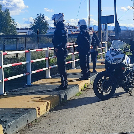 Μεσολόγγι: Αυτοκίνητο έκανε «βουτιά» στο νερό και αναποδογύρισε – Απεγκλωβίστηκαν 3 επιβάτες