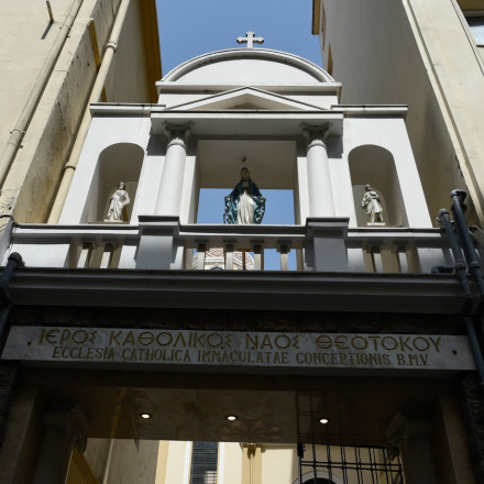 Καθολικοί στην Ελλάδα: Από την πρώτη άλωση στο σκάνδαλο με το μαύρο χρήμα