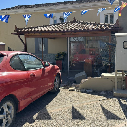 Αργολίδα: Πήγε με το αυτοκίνητο να ανάψει κερί και γκρέμισε τη μάντρα της εκκλησίας