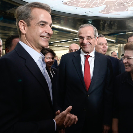 «Μουδιασμένη» η ΝΔ από την κόντρα Μητσοτάκη και Σαμαρά - Κακλαμάνης: Να πάρει τηλέφωνο ο Πρωθυπουργός