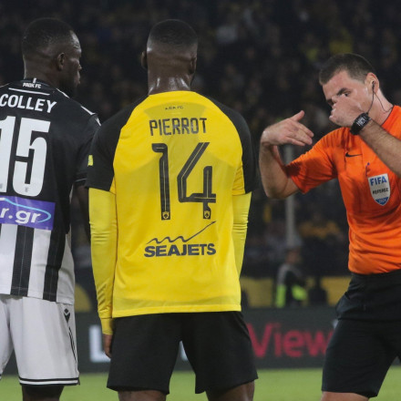 Λανουά για τη φάση που διαμαρτύρεται η ΑΕΚ: «Κανένα πέναλτι» [vid]