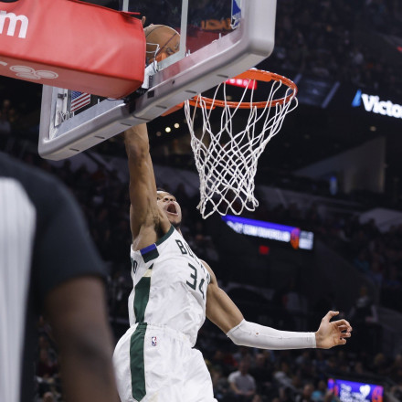 «Εξωγήινος» Γιάννης και ντεμπούτο με το δεξί για τους Μπακς - Καταιγιστικοί οι Ουόριορς του Κάρι