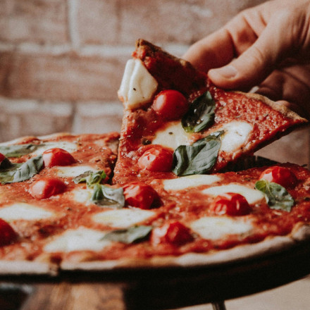 Παρήγγειλε να φάει πίτσα - Αυτό που αντίκρισε ανάμεσα στα υλικά προκαλεί αηδία