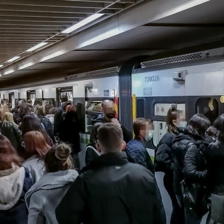 Σύνταγμα: Συνωστισμός στο μετρό λόγω καθυστέρησης των συρμών – Τι δήλωσε ο ceo της ΣΤΑ.ΣΥ