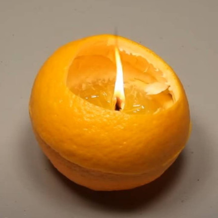 Απίστευτο κόλπο: Πώς θα φτιάξεις ένα αρωματικό κερί από πορτοκάλι και ελαιόλαδο