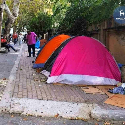 Η Ρόδος ασφυκτιά: Μετανάστες κοιμούνται παντού - «Είμαστε σε τραγικό σημείο», λένε οι αστυνομικοί