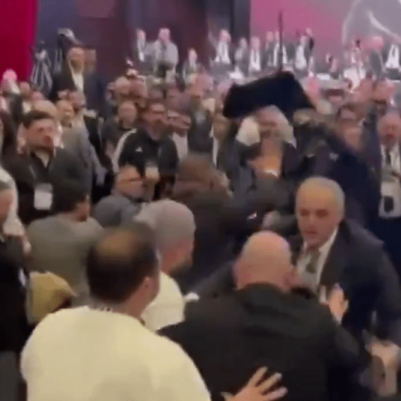 Χαμός στη γενική συνέλευση της Μπεσίκτας - Πλακώθηκαν μεταξύ τους τα μέλη του συλλόγου