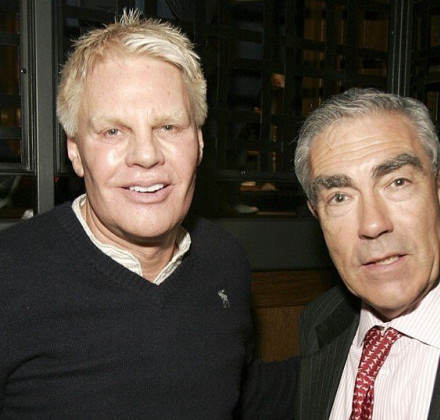 Χειροπέδες στον πρώην CEO της Abercrombie με κατηγορίες για τράφικιγκ ανδρών Χειροπέδες στον πρώην CEO της Abercrombie με κατηγορίες για τράφικιγκ ανδρών