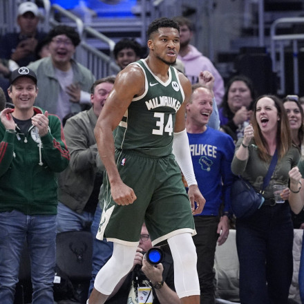 Συγκινεί ο Γιάννης Αντετοκούνμπο: «Ο πατέρας μου έλεγε ότι ποτέ δεν θα τα παρατήσω και έχει δίκιο»