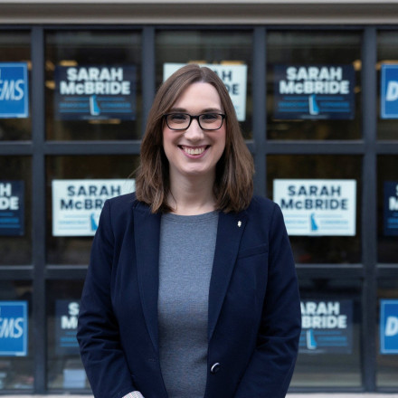 Ιστορική στιγμή: Η Sarah Mc Bride έγινε η πρώτη τρανς που εκλέχθηκε στο Κογκρέσο