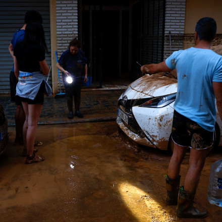 Ισπανία: Συγκλονιστικό βίντεο άνδρα που σπάει το τζάμι σπιτιού και σώζει οικογένεια από την πλημμύρα
