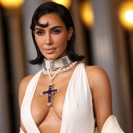 Κιμ Καρντάσιαν: Η συνεργασία με Dolce & Gabbana και οι πόζες με διαφανές κορμάκι καλτσοδέτες και ποδιά