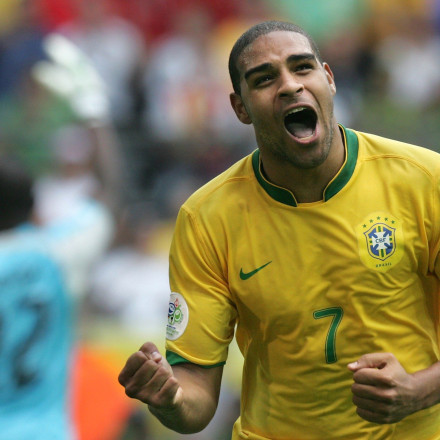 Αγνώριστος ο Αντριάνο διασκεδάζει και πίνει μπύρες στους δρόμος της Βραζιλίας