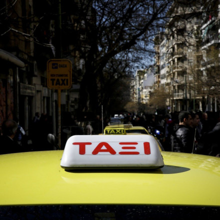 Κούρσα - «θρίλερ» για οδηγό ταξί στη Λάρισα: Πελάτης του επιτέθηκε με σουγιά
