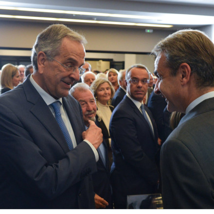 Μητσοτάκης, Καραμανλής, Σαμαράς: Με τυπικές χειραψίες «βγήκε η υποχρέωση» αλλά οι διαφορές μένουν