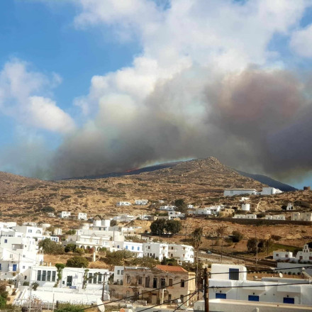 Φωτιά τώρα στην Ίο: Ενισχύσεις από Πάρο και Νάξο