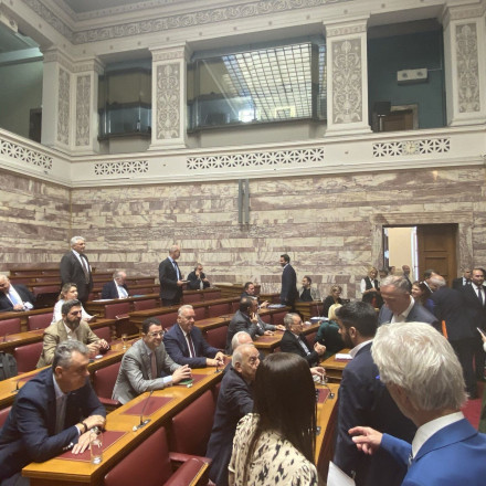 Βουλή: Συνέχεια στα «μασάζ» - Ραντεβού Παπαθανάση με «γαλάζιους» βουλευτές