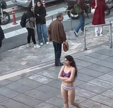 Ιράν: Ανοίγει κλινική «ψυχολογικής υποστήριξης» για γυναίκες που αρνούνται να φορέσουν χιτζάμπ Ιράν: Ανοίγει κλινική «ψυχολογικής υποστήριξης» για γυναίκες που αρνούνται να φορέσουν χιτζάμπ