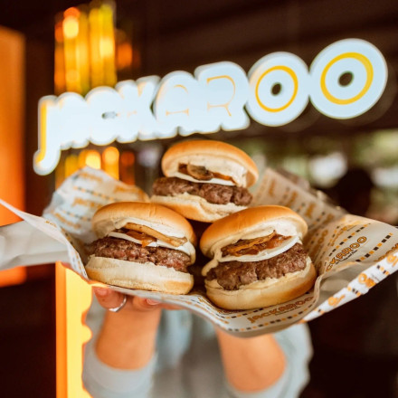 Jackaroo: Η Vivartia εξαγοράζει το ελληνικό street food των ρεκόρ