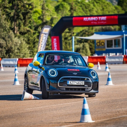 Το Kumho ECSTA PS71 EV κερδίζει το iF Design Award 2024