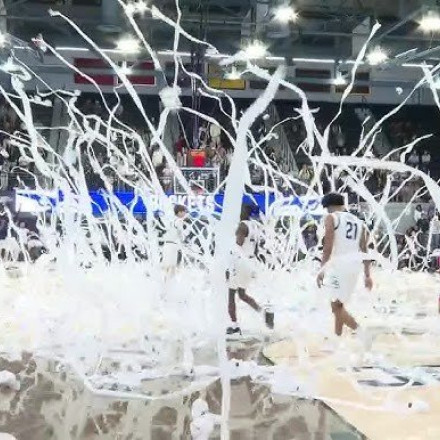 H παράδοση του NCAA με τα χαρτιά υγείας - Πώς ξεκίνησε το πιο περίεργο τελετουργικό του μπάσκετ [Vid]