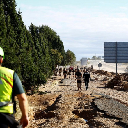 Συγκίνηση στη Βαλένθια: Χιλιάδες εθελοντές ψάχνουν για αγνοούμενους -  SOS για νέες βροχοπτώσεις
