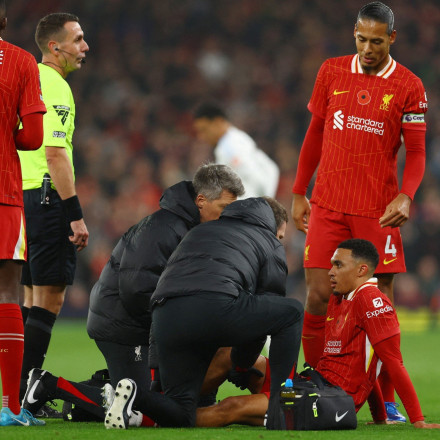 Νοκ άουτ ο Αλεξάντερ-Άρνολντ από το παιχνίδι κόντρα στην Εθνική - Δεν ταξιδεύει στην Ελλάδα