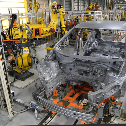 Η Nissan κόβει 9.000 θέσεις εργασίας