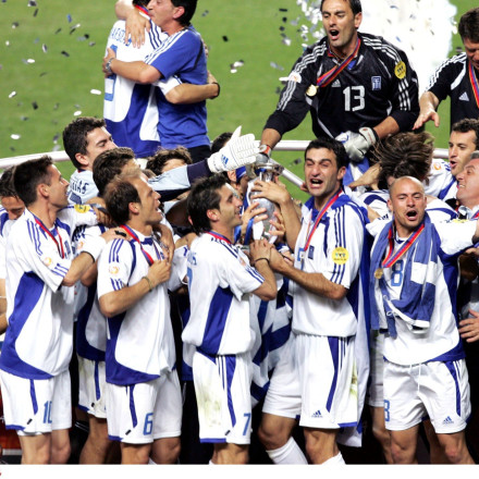 Ελλάδα - Αγγλία: Βρούτσης και Γκαγκάτσης θα βραβεύσουν τους Legends 2004 πριν την σέντρα του αγώνα