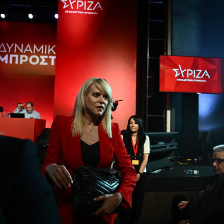 Δια χειρός Τζάκρη το ΠΑΣΟΚ στην αξιωματική αντιπολίτευση - Πότε φεύγει από τον ΣΥΡΙΖΑ