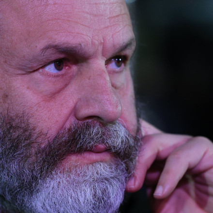 ΣΥΡΙΖΑ: Ο Απόστολος Γκλέτσος ζήτησε σκούπα και άρχισε να καθαρίζει τον χώρο του συνεδρίου