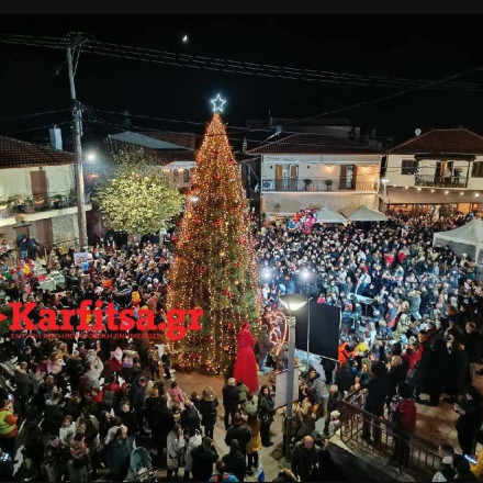 Άναψε το πρώτο χριστουγεννιάτικο δέντρο στην Ελλάδα - Δείτε πού