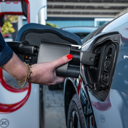 Τι συμβαίνει με τα προγράμματα «Κινούμαι Ηλεκτρικά»; Το υπουργείο απαντά