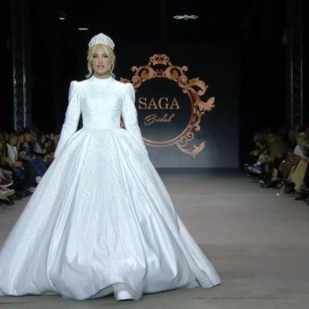 Ιωάννα Τούνη: Ζορίστηκε με το νυφικό στην εβδομάδα μόδας – Το στραβοπάτημα και η αντίδρασή της