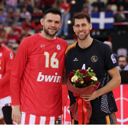 Ολυμπιακός: Τίμησε τον Μιχάλη Λούντζη [Vid]