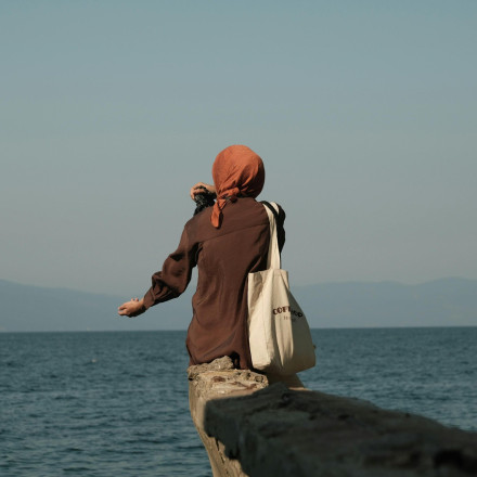 Οργή στο Ιράν: 16χρονη αυτοκτόνησε μετά από απειλές επειδή φόρεσε τζιν και έβγαλε το χιτζάμπ