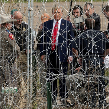 Σοκ από Τραμπ: Θέλει να κηρύξει κατάσταση εθνικής ανάγκης και να αναλάβει ο στρατός τους μετανάστες