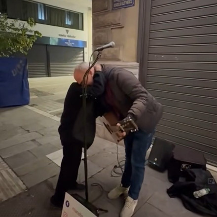 Η συγκίνηση του Σταύρου Ξαρχάκου και η εγκάρδια αγκαλιά σε μουσικό του δρόμου