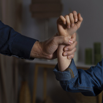 Απίστευτο περιστατικό στη Μανίλα: Δάσκαλος ανάγκασε μαθητή να φάει κατσαρίδα για να σωπάσει