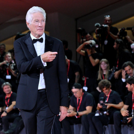 Ο Ρίτσαρντ Γκιρ σηκώνει το μεσαίο δάχτυλο σε πρωινή εκπομπή - «Κόψατε τη σκηνή μου»