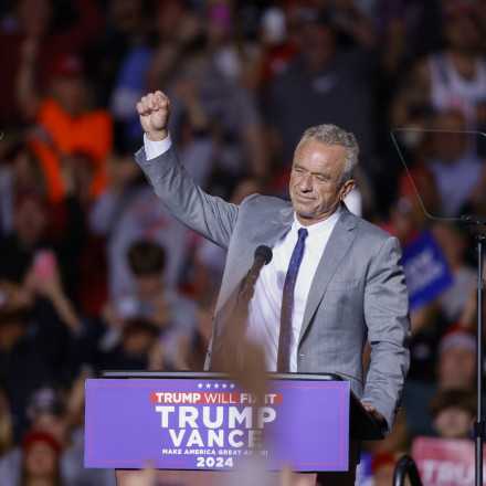 Ρόμπερτ Φ. Κένεντι Τζούνιορ: Οι θεωρίες συνωμοσίας και οι αιρετικές απόψεις που τον «ακολουθούν»